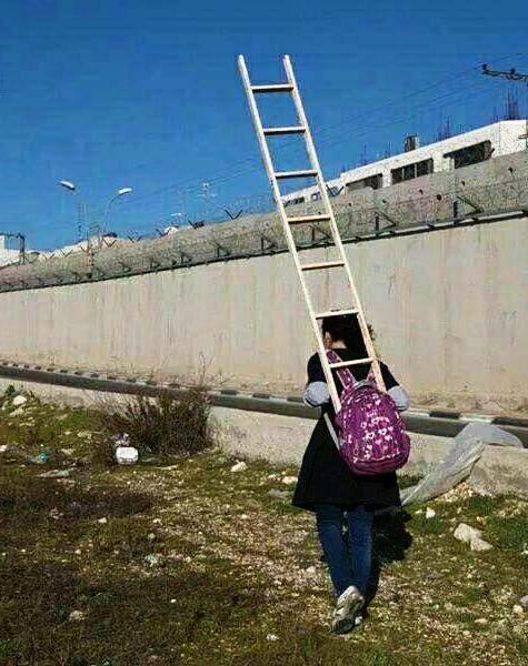 دختری که هر روز با نردبان به مدرسه می رود +عکس