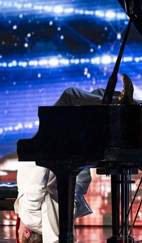حرکت فوق‌العاده پیانیست معروف 13 میلیون بیننده را شوکه کرد +تصاویر