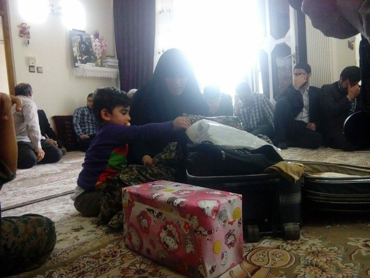 مراسم تحویل چمدان یک شهید مدافع حرم به خانواده +عکس