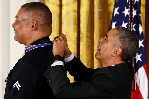 از اوباما در حال اعطای مدال شجاعت تا نمایش سازه ای 6 متری +تصاویر
