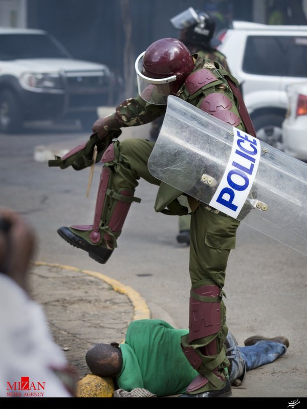 تصویری دردناک از ضرب و شتم معترض کنیایی در کنار خیابان