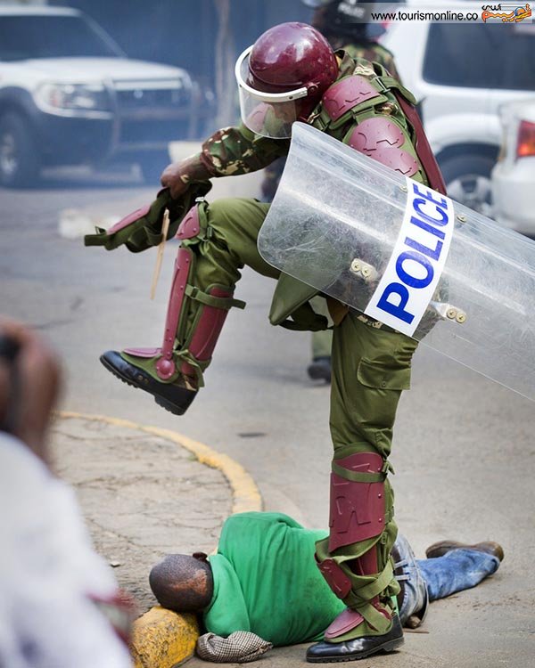 حرکت خطرناک و مرگبار پلیس ضدشورش کنیا +عکس