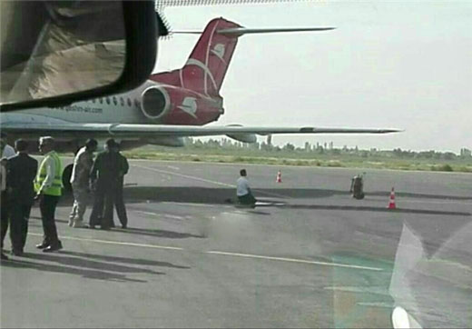 خلبان هواپیمای دچار نقص فنی در ارومیه نماز شکر به‌جا آورد + عکس