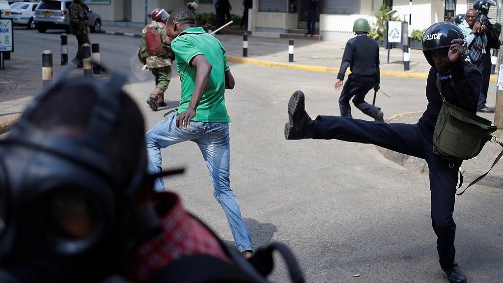 خشونت‎های بی محابای پلیس کنیا علیه معترضان دولت+عکس