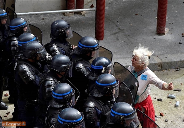 وقتی پلیس خشن فرانسه در برابر پیرزن کم می‌آورد +عکس