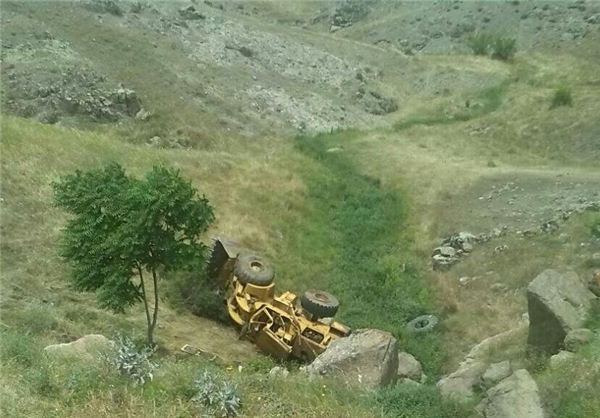 سقوط لودر به دره و نجات معجزه‌آسای راننده +عکس