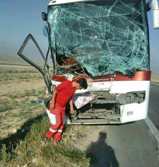 تصادف اتوبوس با تریلی ۲ مصدوم برجا گذاشت +تصاویر