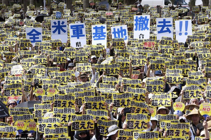 تظاهرات گسترده ژاپنی ها در اعتراض به ادامه حضور نظامی آمریکا در ژاپن +تصاویر