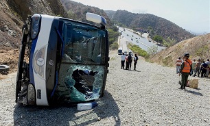 6 مجروح در حادثه واژگونی اتوبوس در جاده کاشان