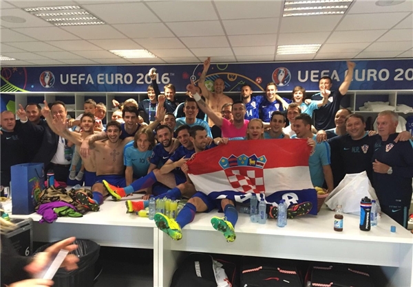 شادی بازیکنان کرواسی در رختکن + عکس