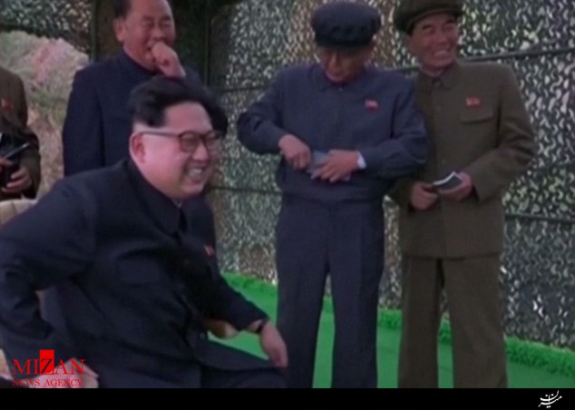 قهقهه رهبر کره‌ شمالی پس از پرتاب موشک بالستیک + عکس