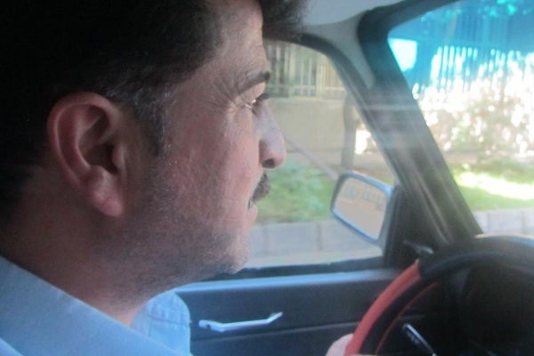 راننده تبریزی با کتاب از مسافرانش پذیرایی می‌کند + تصاویر