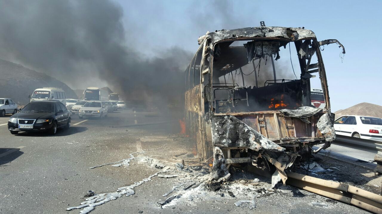 بازهم داستان تکراری آتش گرفتن اتوبوس اسکانیا/مرگ دلخراش کمک راننده در میان آتش