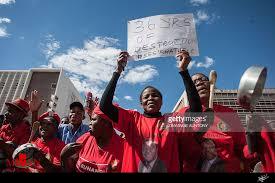 تظاهرات زنان خشمگین با ملاقه و قابلمه در زیمباوه