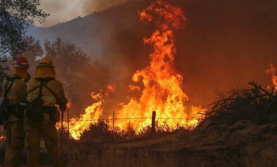 تلاش نیروهای امدادی آمریکا برای مهار آتش در کالیفرنیا