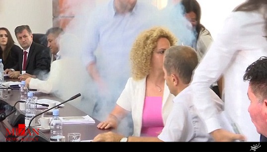 نشست دودی پارلمان کوزوو با پرتاب گاز اشک‌آور + فیلم