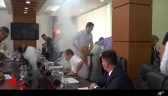 نشست دودی پارلمان کوزوو با پرتاب گاز اشک‌آور + فیلم
