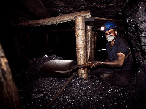 وزارت صنعت چرا با مافیای واردات زغال سنگ برخورد نمی کند؟/ معادن زغال سنگ ما در حال ورشکستگی هستند
