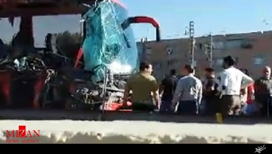 تصاویر پس از برخورد شدید دو دستگاه اتوبوس در آزاد راه تهران – کرج + فیلم