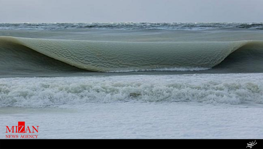 یخ زدن موج دریا هنگام حرکت! + فیلم