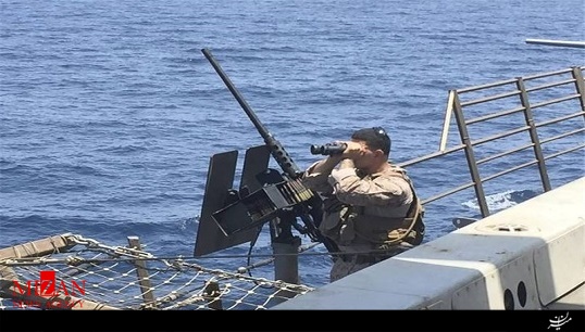 نزدیک‌شدن ۴ قایق تندروی سپاه به ناو آمریکایی در تنگه هرمز + فیلم
