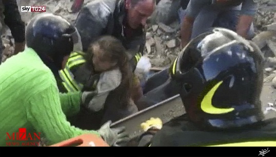 نجات دختربچه 10 ساله از زیر آوار زلزله ایتالیا بعد از ۱۷ ساعت + فیلم