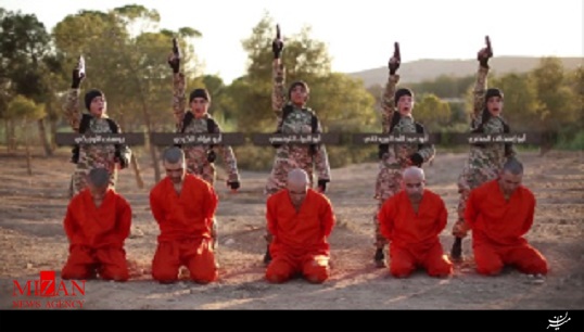 اجرای مراسم اعدام‌ بدست خردسال‌ترین جلادان داعش + فیلم (16+)
