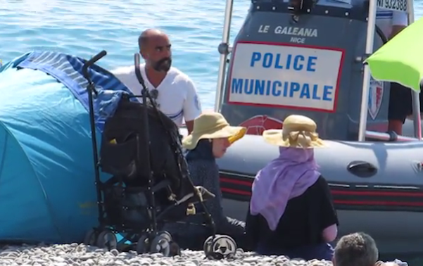 پلیس فرانسه دوزن محجبه را از ساحل نیس بیرون کرد+تصاویر