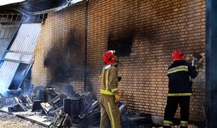 نجات دو زن در حادثه آتش سوزی انبار لوستر