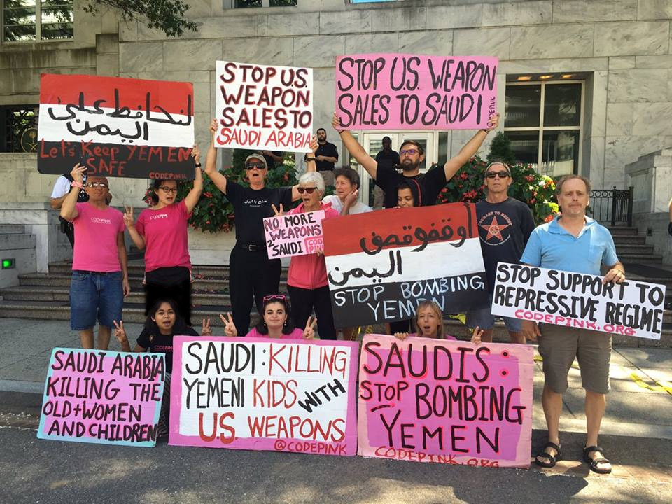 تحصن فعالان آمریکایی مقابل سفارت عربستان علیه کشتار مردم یمن+عکس