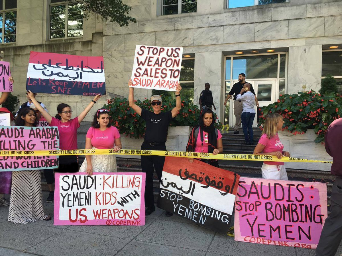 تحصن فعالان آمریکایی مقابل سفارت عربستان علیه کشتار مردم یمن+عکس