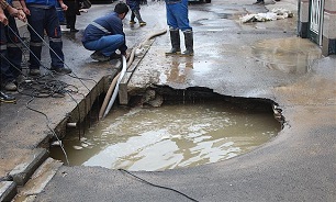 نشست 5 متری زمین در خیابان صفی علی شاه/جلوگیری از سقوط یک کانکس داخل گودال