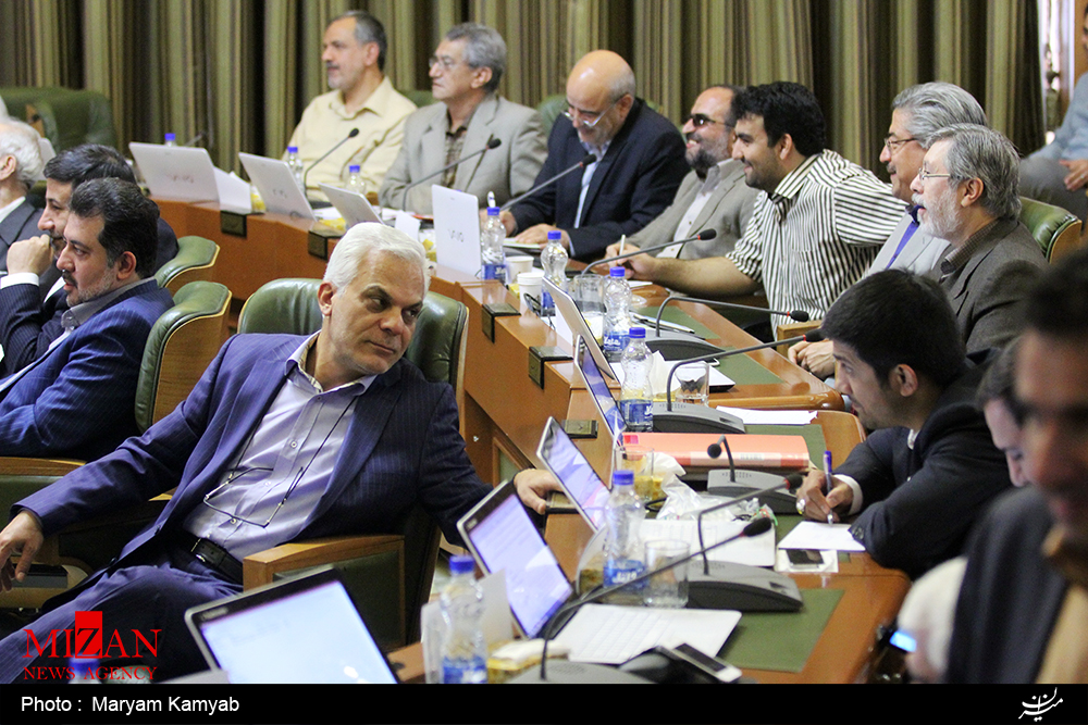اعضای شورای شهر تهران جبهه مقابل را اشتباه گرفته اند/ اعضای شورا از تخریب یکدیگر پرهیز کنند
