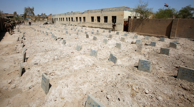 قبرستان عناصر داعش با سنگ قبرهای پر معنا+ تصاویر