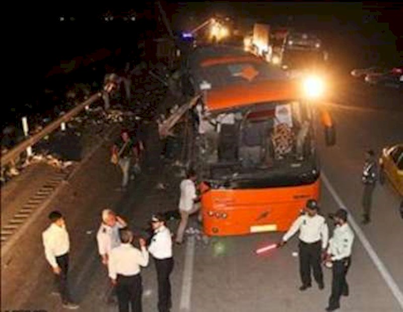 48 حادثه دیده در تصادف اتوبوس و مینی بوس/ انتقال 17 مجروح به بیمارستان