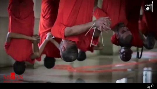 جنایت داعش/ ذبح قربانیان داعش در کشتارگاه + فیلم (16+)