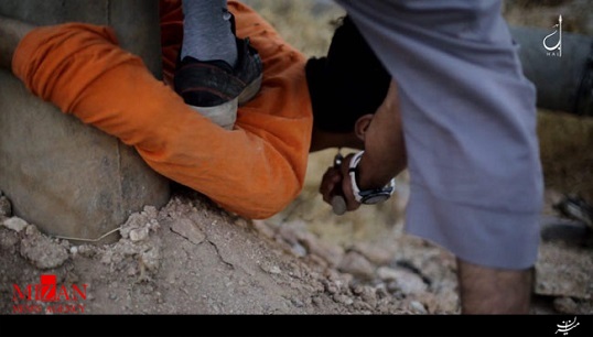 اعدام فجیع قربانی داعش با سلاح سنگین + فیلم (16+)