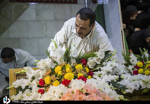 تعویض گل‌های ضریح حرم امام حسین(ع)+عکس