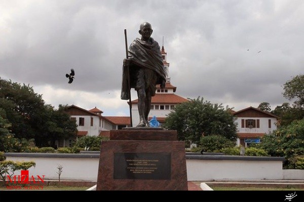 برخی استادان و دانشجویان غنا خواستار پائین کشیدن مجسمه گاندی از محوطه این دانشگاه شدند!