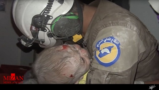 نجات معجزه‌آسای نوزاد سوری از زیرآوار اشک ناجی‌اش را درآورد + فیلم