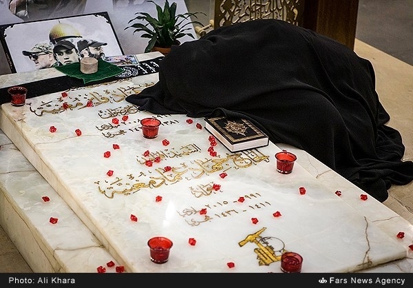 دیدار با همسر شهید «عماد مغنیه» در روضة الشهیدین/ 104 شهید مدافع حرم در «بهشت حضرت زینب»