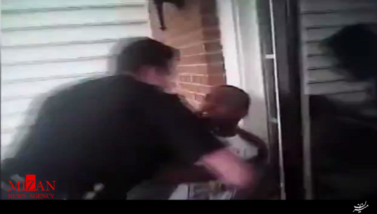 حمله وحشیانه پلیس به مرد موبایل بدست در ایوان خانه‌اش + فیلم