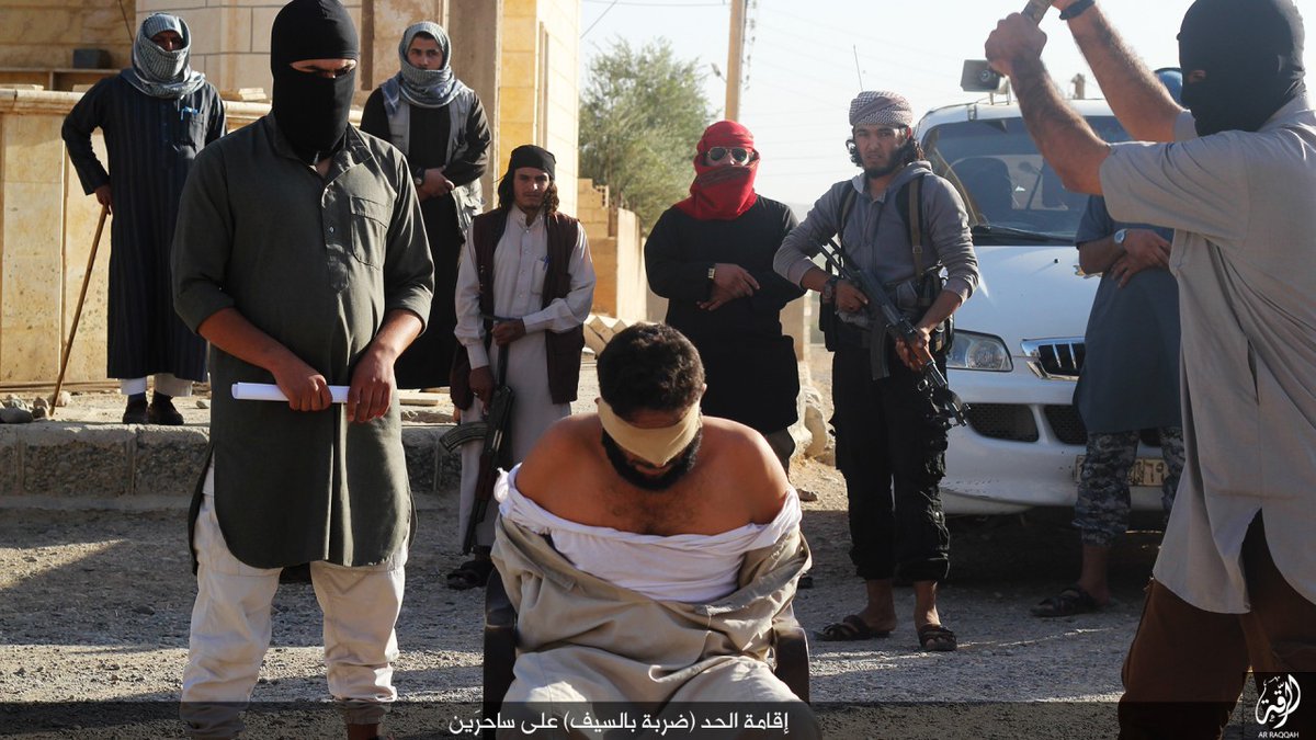 تروریست های داعش 2 نفر از مردم رقه را اعدام کردند