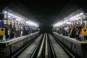 مامور مترو مانع از اقدام به خودكشی یك مسافر شد