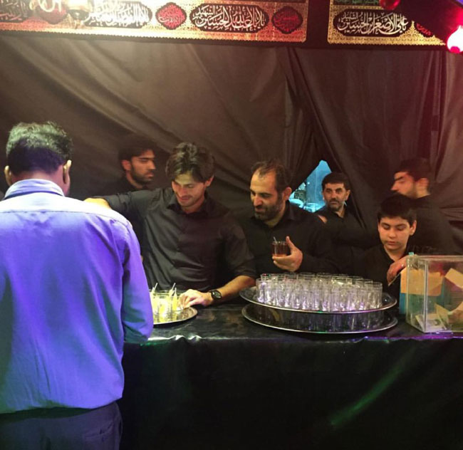 حضور بازیکنان سیاه‌جامگان در ایستگاه‌های صلواتی مشهد + عکس