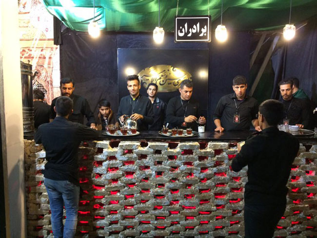 حضور بازیکنان سیاه‌جامگان در ایستگاه‌های صلواتی مشهد + عکس