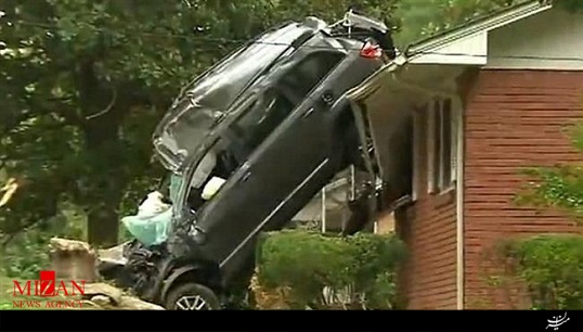 خودروی شاسی‌بلند سرقتی از سقف خانه سر درآورد! + فیلم