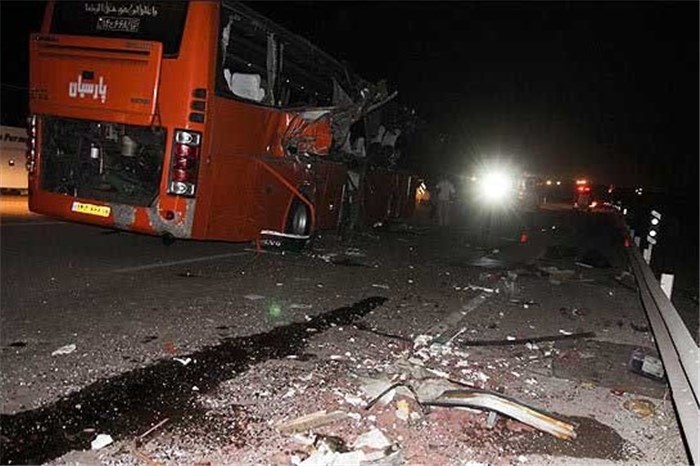 یک کشته در حادثه برخورد اتوبوس با گاردریل