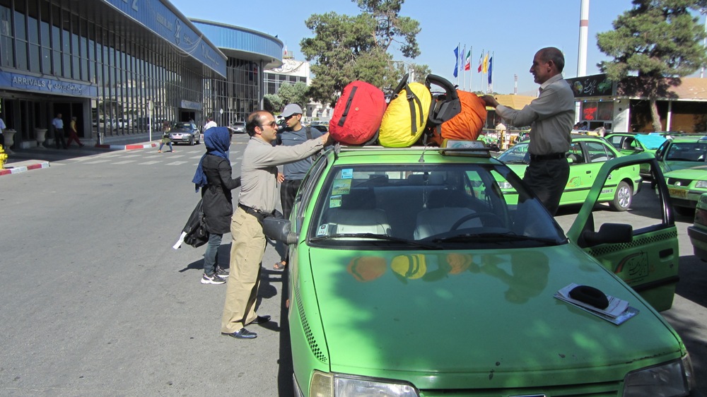 سرگردانی مسافران فرودگاه مهرآباد به علت نابسامانی وضعیت تاکسی ها