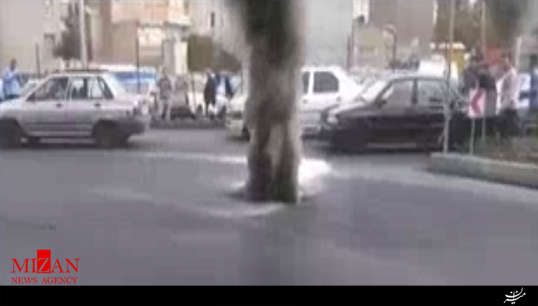 خروج دود مشکوک از زمین در یکی از خیابان‌های تهران + فیلم